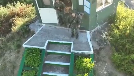 Στρατιώτες της Ταϊβάν πετάνε πέτρες σε κινεζικό drone που τους «κατασκοπεύει» (βίντεο)