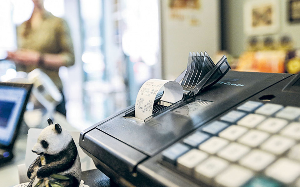 Έλεγχοι ΑΑΔΕ: Κατασχέθηκαν πάνω από 80.000 ευρώ μετρητά και παραποιημένα προϊόντα