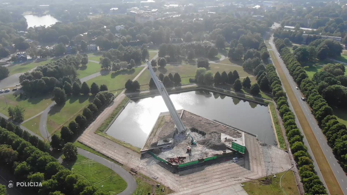 H Λετονία γκρέμισε γιγάντιο κομμουνιστικό μνημείο στη Ρίγα – Η στιγμή της κατεδάφισης (βίντεο)