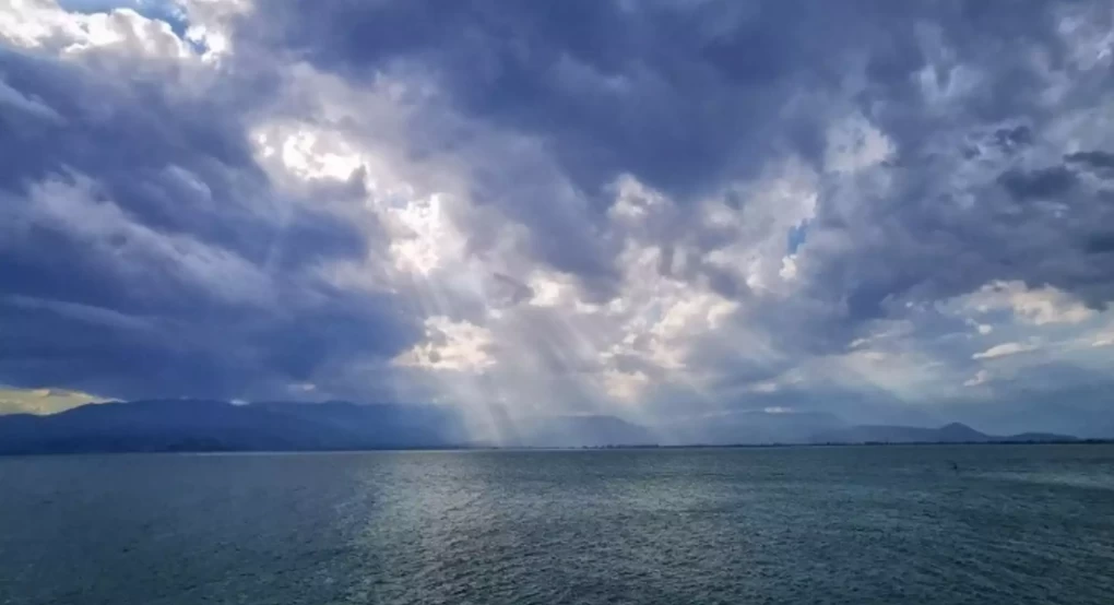 Καιρός: Με σύννεφα, βροχές και καταιγίδες και η Παρασκευή – Αναλυτικά η πρόγνωση