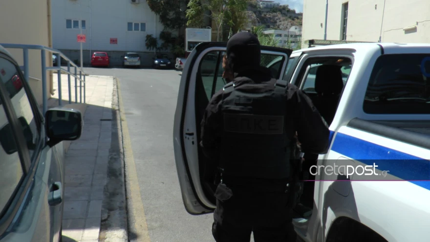 Έφτασε στα δικαστήρια ο 38χρονοςπου επιτέθηκε σε Γερμανούς τουρίστες στο Ρέθυμνο