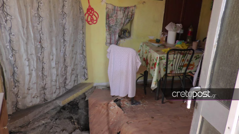 Τραγωδία στο Ρέθυμνο: Νέες εικόνες από το σπίτι της 77χρονης – «Πήγε να πιει νερό και υποχώρησε το πάτωμα»