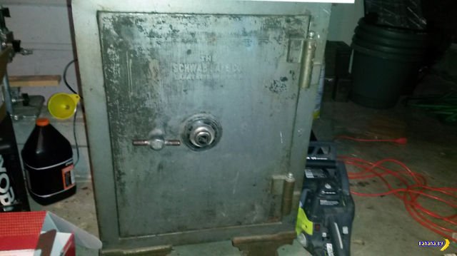 Απίστευτο: Βρήκε χρηματοκιβώτιο με παλιά νομίσματα και φωτογραφίες για εκβιασμούς στο νέο της σπίτι