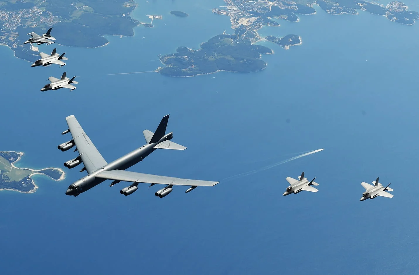 Συνεκπαίδευση ελληνικών μαχητικών με αμερικανικό βομβαρδιστικό και ιταλικά Eurofighter Typhoon (βίντεο)