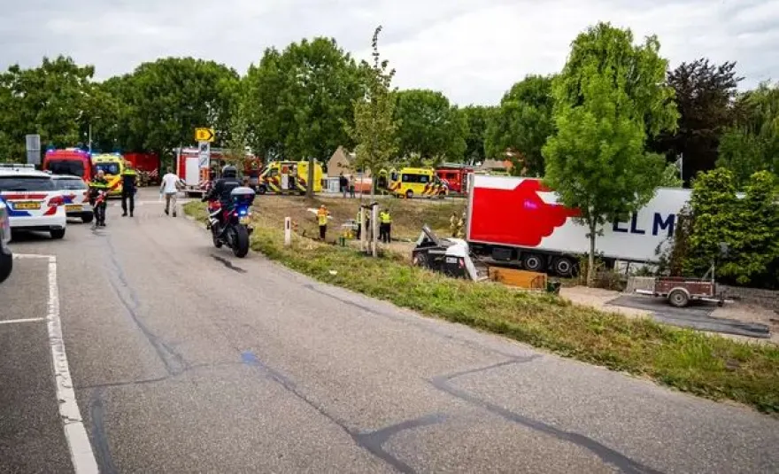 Φορτηγό έπεσε πάνω σε συγκεντρωμένο πλήθος στην Ολλανδία – Πολλοί οι νεκροί