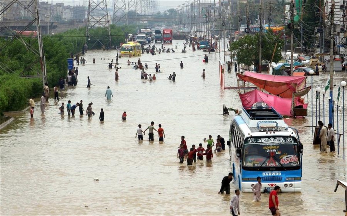 Πρωτοφανείς πλημμύρες στο Πακιστάν – Πολυτελές ξενοδοχείο παρασύρθηκε από τα νερά (βίντεο)