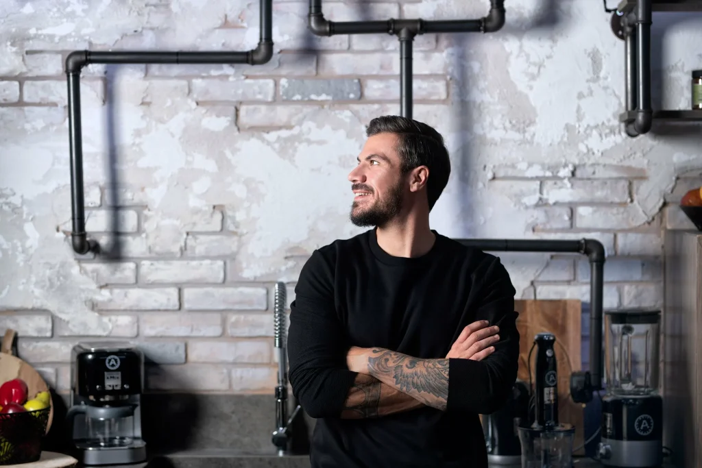 Άκης Πετρετζίκης: Πήγε φανουρόπιτα στην εκκλησία μαζί με τον γιο του, Αχιλλέα! (φωτο)