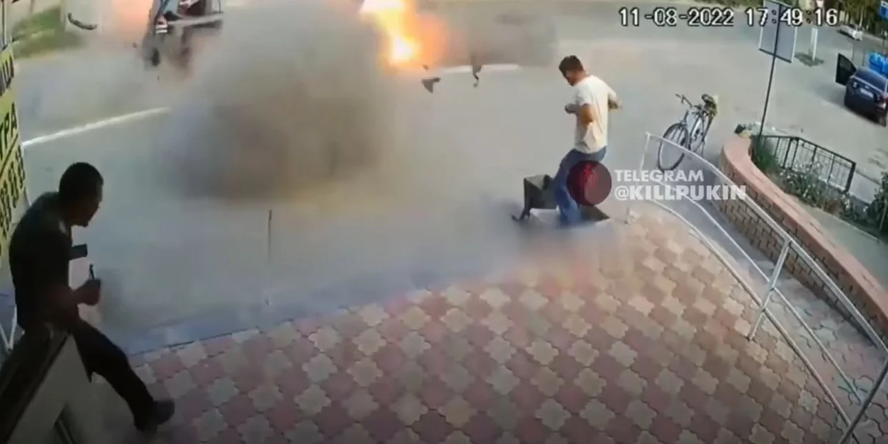 Η στιγμή της δολοφονίας ρωσόφωνου των μυστικών υπηρεσιών μετά από έκρηξη στο αυτοκίνητό του – Είχαν τοποθετήσει βόμβα (βίντεο)