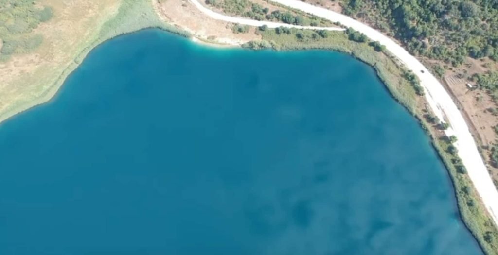 Ιωάννινα: Η «μαγευτική» λίμνη Ζαραβίνα με το όμορφο φυσικό τοπίο