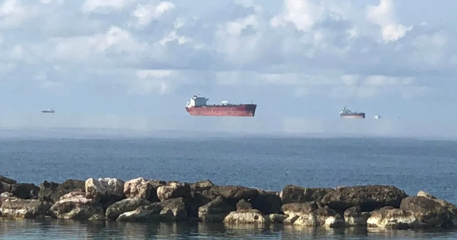 Κρήτη: Το φαινόμενο των ιπτάμενων αντικειμένων εμφανίστηκε ξανά – Πλοίο αιωρείται πάνω από τη θάλασσα
