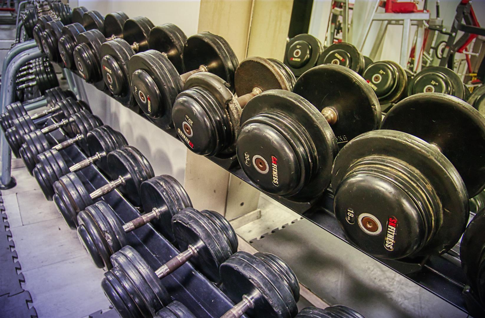 Επιχείρησε να σηκώσει 300 κιλά στο γυμναστήριο και κατέληξε στο χειρουργείο – Τι συνέβη