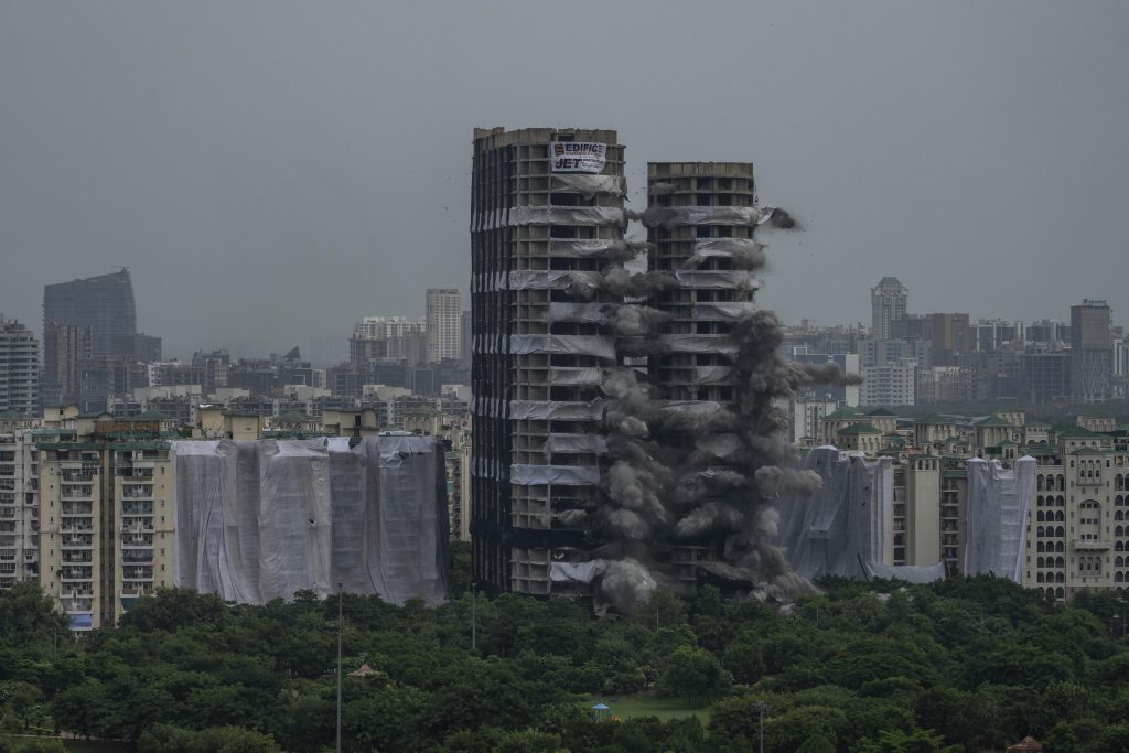 Ινδία: Εντυπωσιακό βίντεο από την κατεδάφιση δίδυμων πύργων με εκρηκτικά