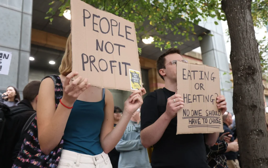 ΗΠΑ: Vegans πραγματοποιούσαν διαμαρτυρία και ένας νεαρός έτρωγε κεμπάπ μπροστά τους (βίντεο)