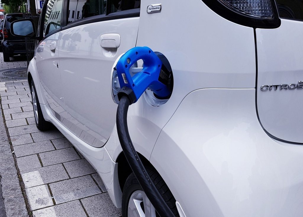 Σε ποιους επιβάλλεται πρόστιμο €10.000 αν δεν αποκτήσουν ηλεκτρικό αυτοκίνητο