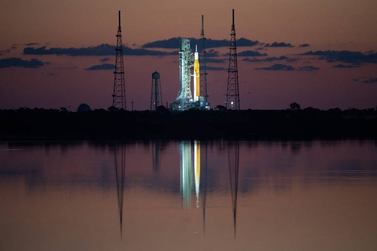 Η NASA εκτοξεύει σήμερα τον μεγα-πύραυλο με τον οποίο οι ΗΠΑ θα επιστρέψουν στη Σελήνη