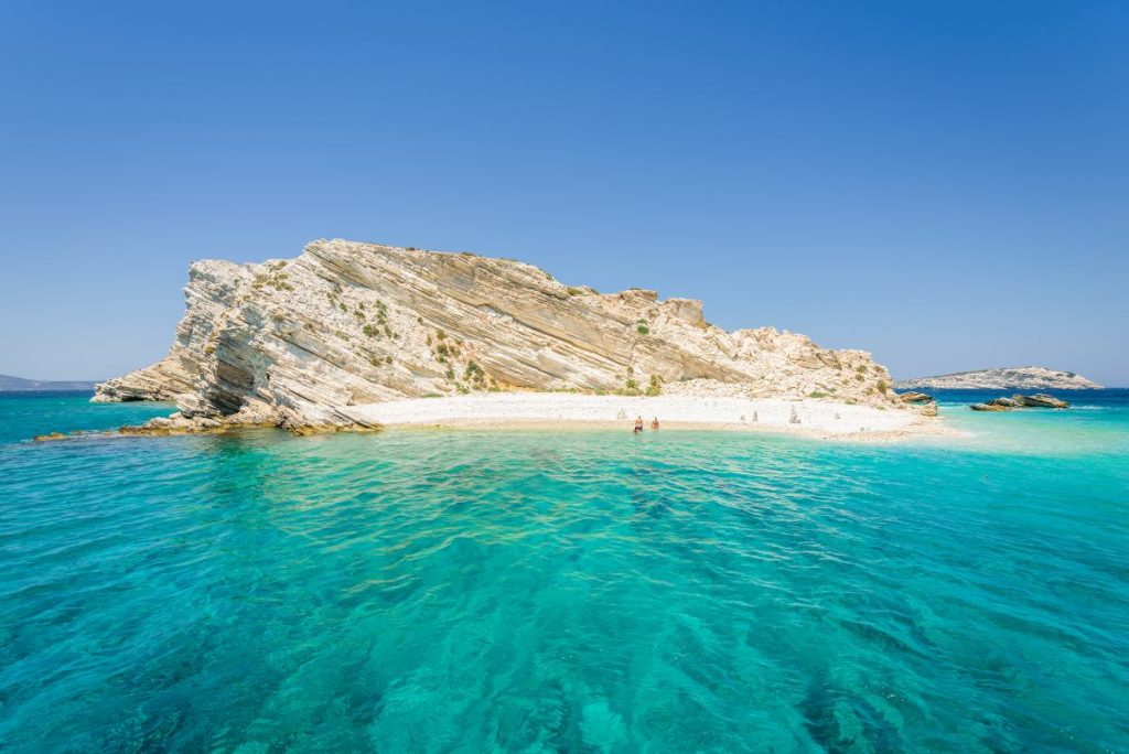 Η πανέμορφη παραλία στους Λειψούς με τα λευκά, πανύψηλα βράχια και τα τιρκουάζ νερά