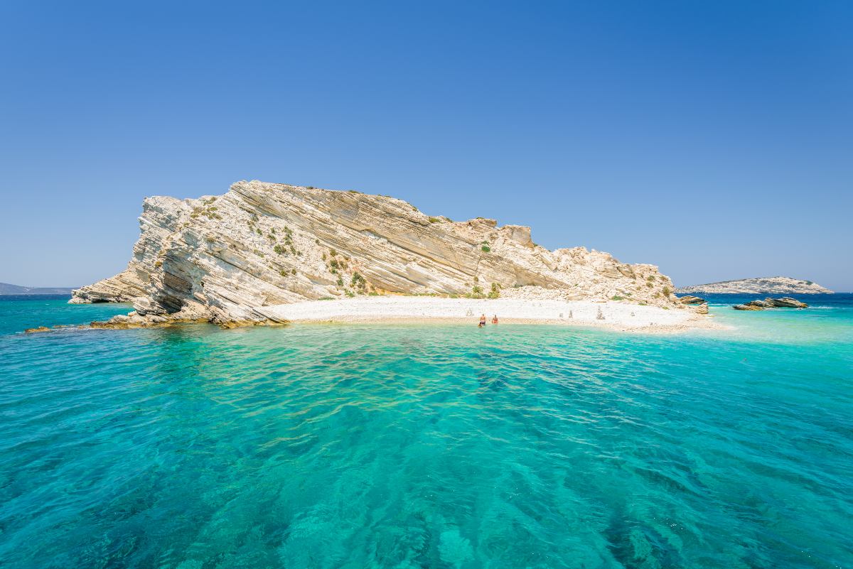 Η πανέμορφη παραλία στους Λειψούς με τα λευκά, πανύψηλα βράχια και τα τιρκουάζ νερά