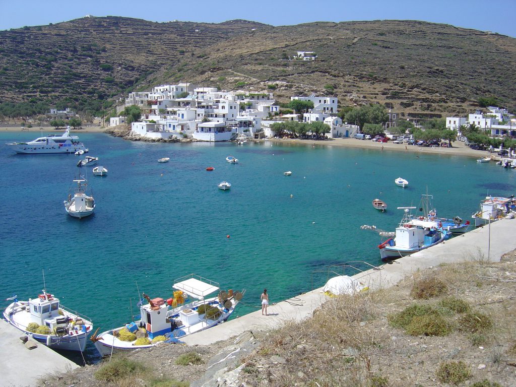 Φάρος: Το αλλοτινό λιμάνι της Σίφνου με τα υπέροχα αιγαιοπελαγίτικα χρώματα
