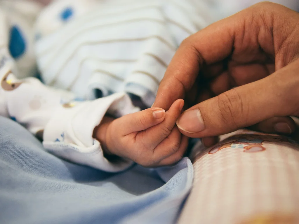Ζευγάρι στη Λαμία καταγγέλλει ότι το νοσοκομείο δεν τους δίνει το μωρό τους