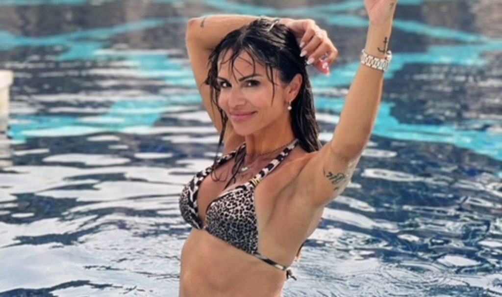 Σόφη Πασχάλη: Ποζάρει με το μικροσκοπικό της μπικίνι και «γκρεμίζει» το διαδίκτυο (φωτο)