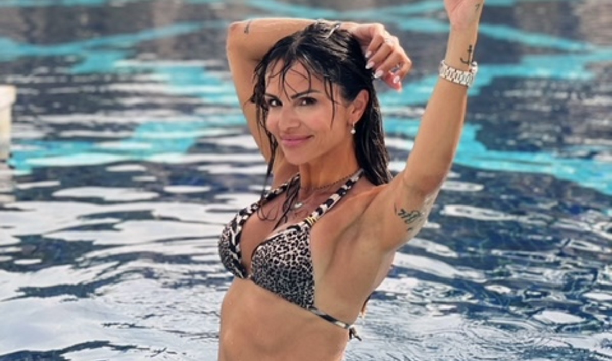 Σόφη Πασχάλη: Ποζάρει με το μικροσκοπικό της μπικίνι και «γκρεμίζει» το διαδίκτυο (φωτο)