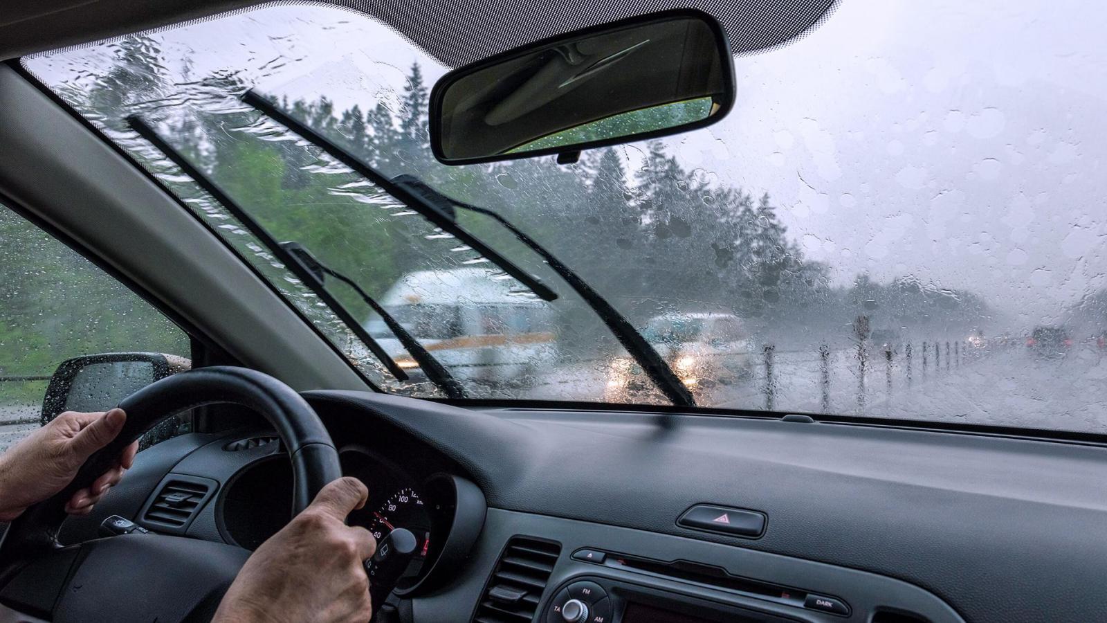 Όλα όσα προσέχετε κατά τη διάρκεια οδήγησης στη βροχή