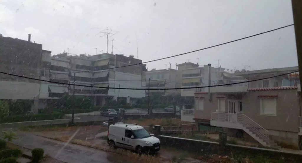 Αγρίνιο: Σφοδρή χαλαζόπτωση μαζί με ισυχρούς ανέμους έπληξαν την περιοχή (βίντεο)