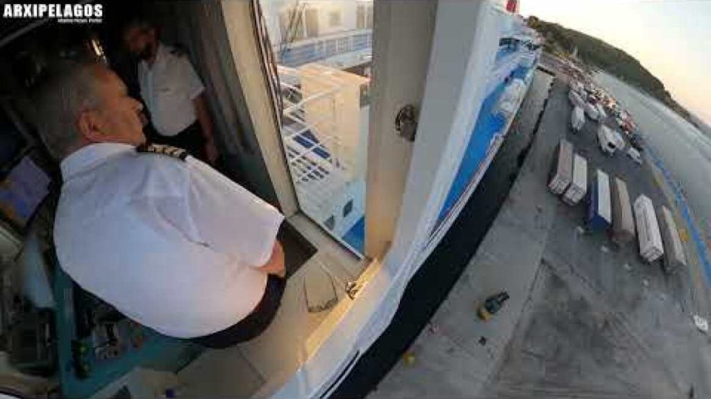 Κάμερα 360 μοιρών κατέγραψε τις κινήσεις του καπετάνιου ενός πλοίου λίγο πριν δέσει στο λιμάνι της Λέσβου