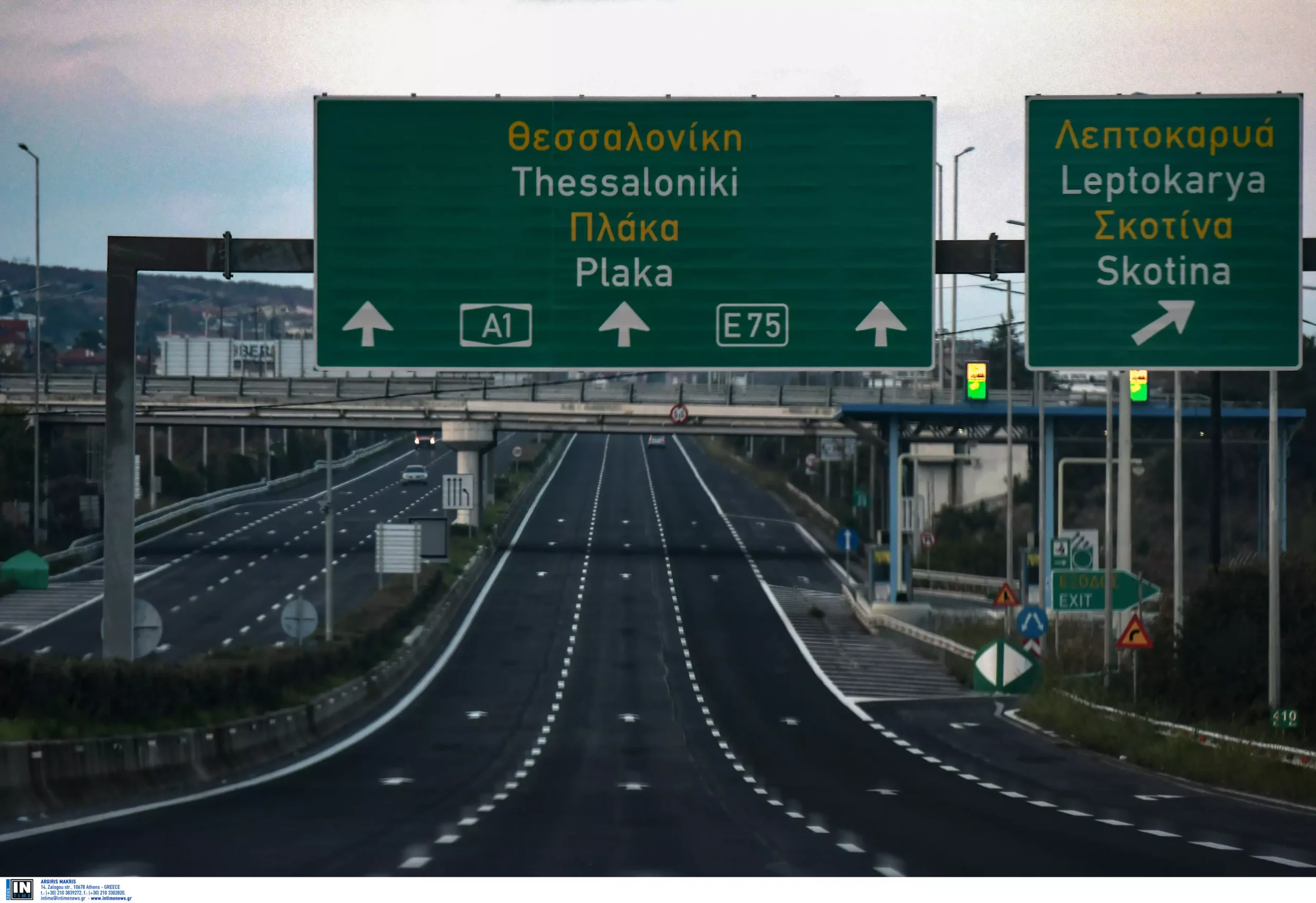 Ανατροπή νταλίκας στην εθνική οδό Αθηνών-Λαμίας (φωτο-βίντεο)