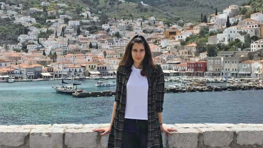 Σήμερα η νεκροψία στην άτυχη δόκιμο του Πολεμικού Ναυτικού – 15 άτομα παρουσίασαν συμπτώματα τροφικής δηλητηρίασης