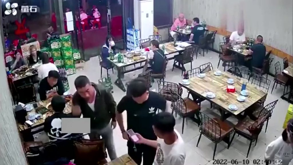 Κίνα: Κατηγορίες σε βάρος 28 ατόμων για τον άγριο ξυλοδαρμό γυναικών σε εστιατόριο