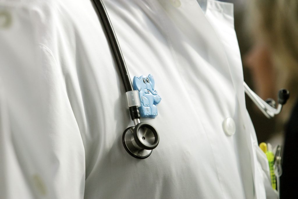 Η ΠΟΕΔΗΝ ζητά άρση των αναστολών εργασίας ανεμβολίαστων υγειονομικών
