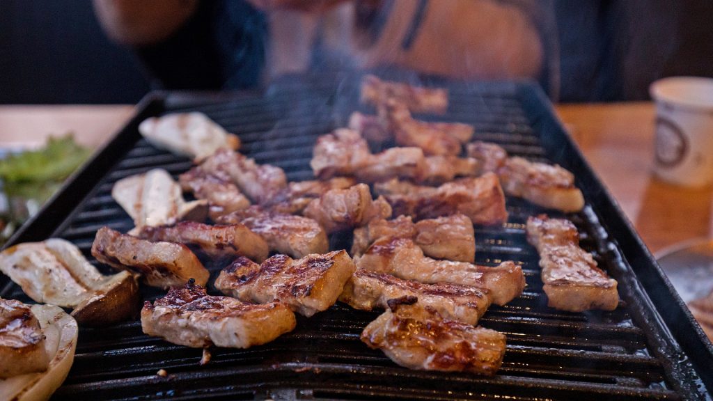 Νέα έθιμα από την Γαλλία: Βουλευτής αποκαλεί… φαλλοκράτες όσους τρώνε κόκκινο κρέας