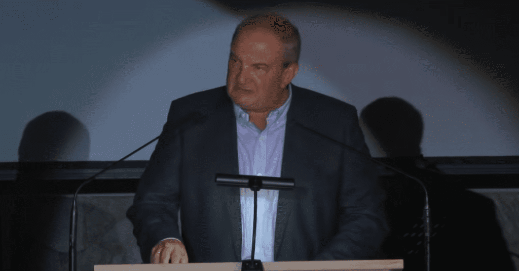 Η μαντινάδα όλο νόημα που είπε ο Κ.Καραμανλής: «Άλλο το να ‘σαι αητός και άλλο να τον κάνεις»