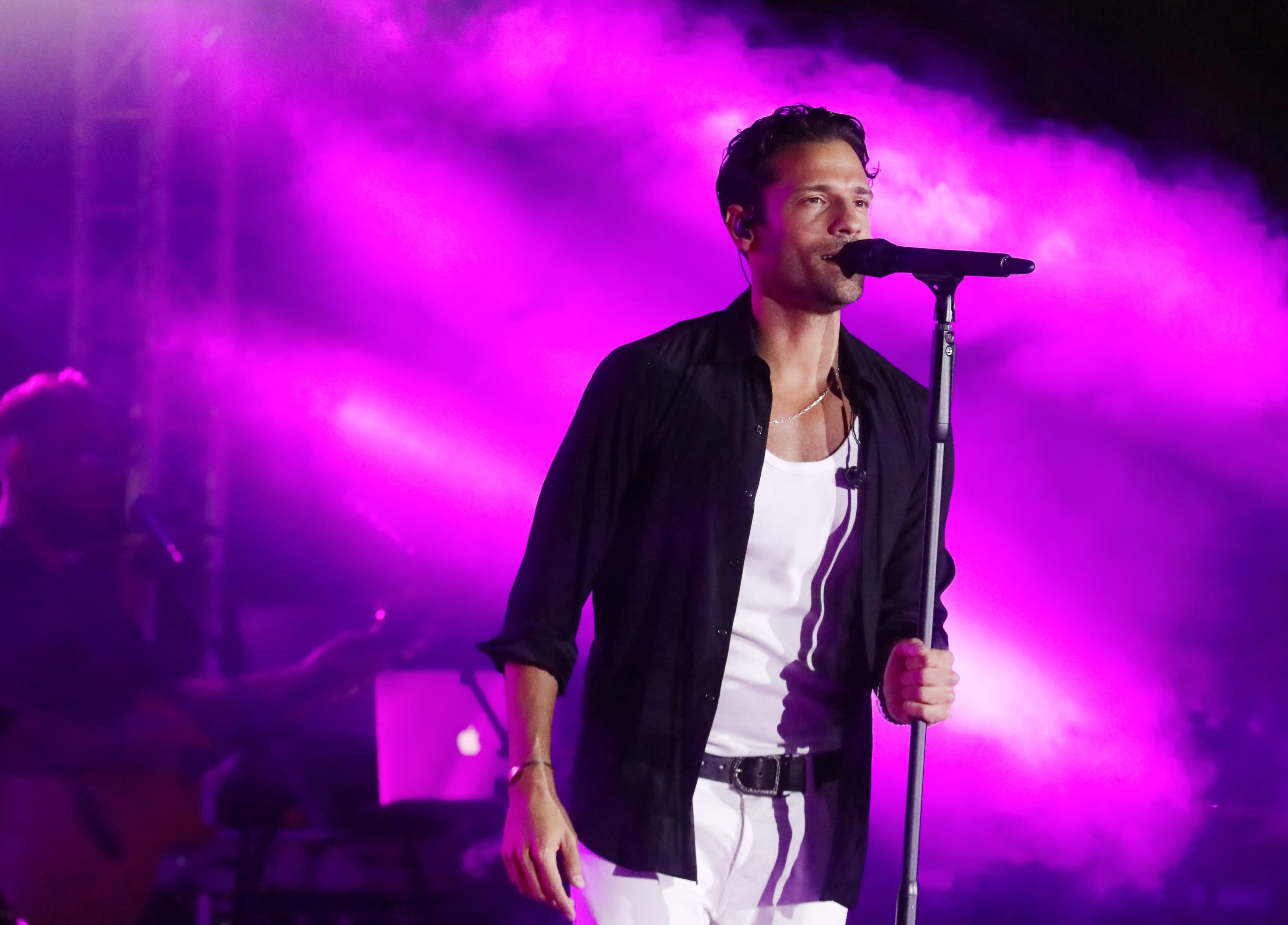 Κωνσταντίνος Αργυρός: Τηλεφώνημα για βόμβα κάτω από την εξέδρα στη συναυλία του στη Σαντορίνη