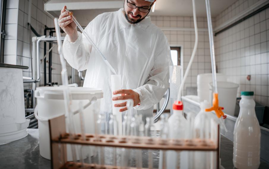 Με συνθετικό γάλα θέλουν να αλλάξουν τις διατροφικές μας συνήθειες οι νέες «γαλακτοβιομηχανίες»