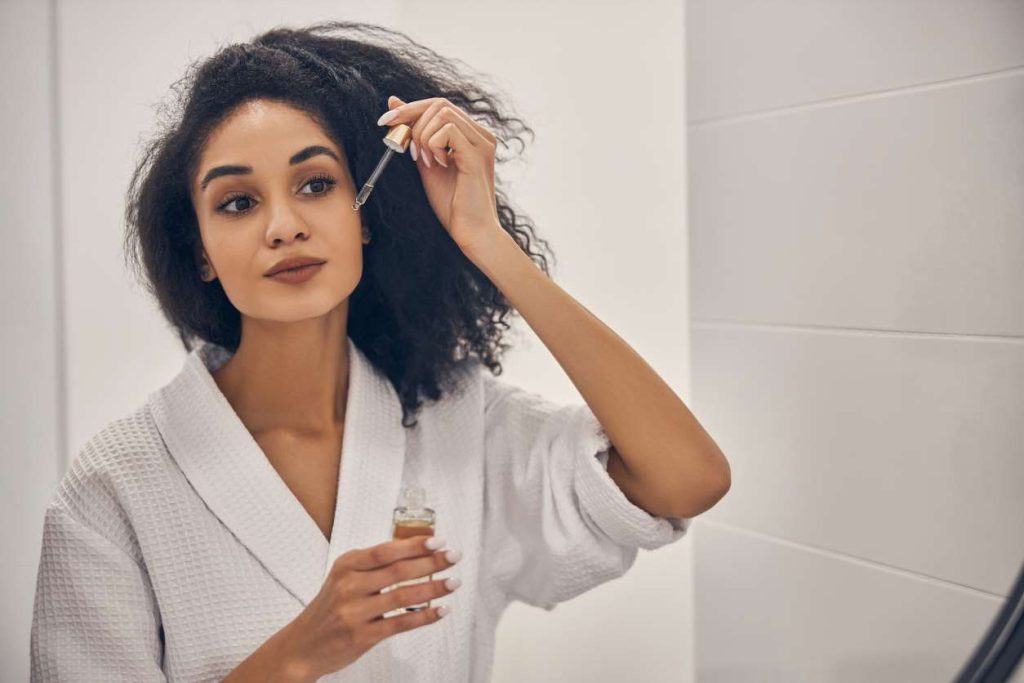 Ετοιμάζεσαι να αγοράσεις ορό προσώπου; – Τα συστατικά που πρέπει να περιέχει ανάλογα τον τύπο του δέρματός σου