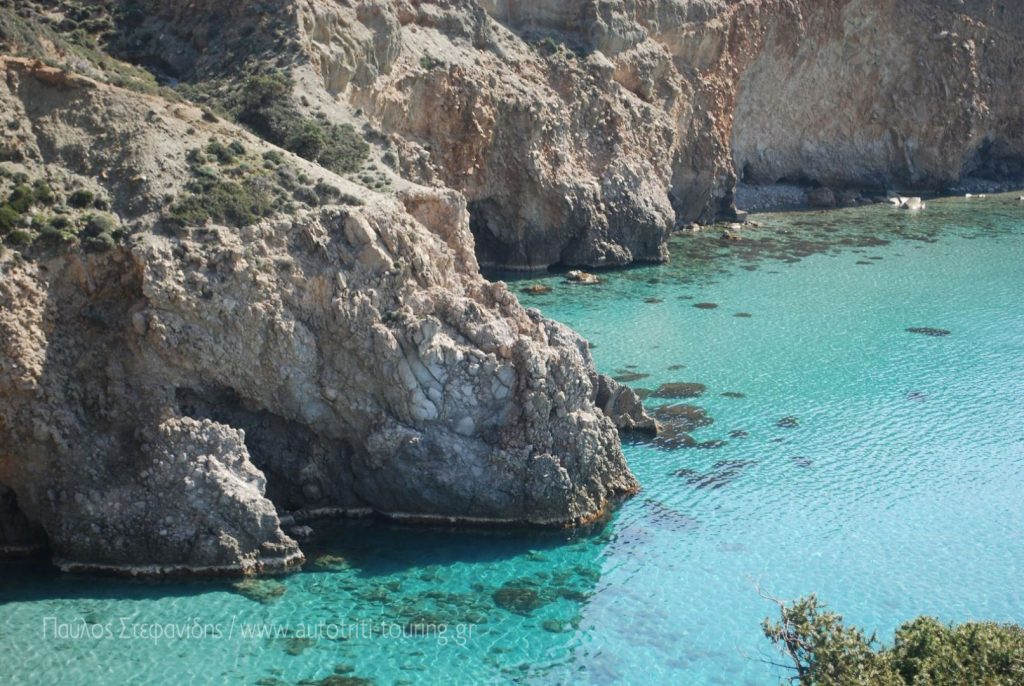 Τσιγκράδο: Η απόκρημνη παραλία της Μήλου που «η κάθοδος γίνεται με δική σας ευθύνη»