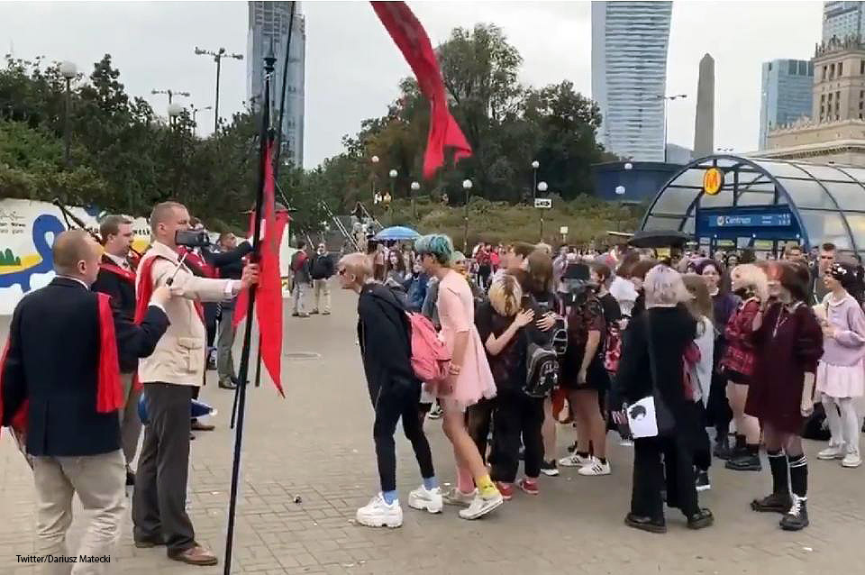 Βίντεο: ΛΟΑΤΚΙ στην Βαρσοβία «γαβγίζουν» σε Πολωνούς που διαμαρτύρονται για τον υποβιβασμό της οικογένειας