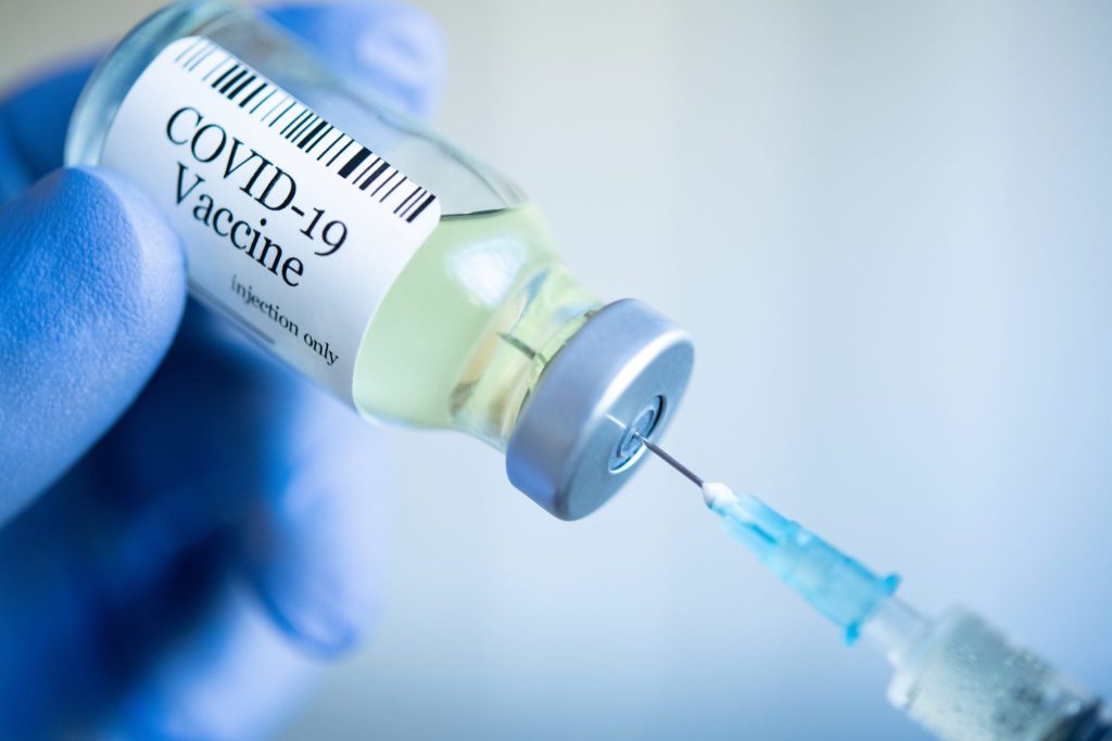 Ο ΕΜΑ ενέκρινε τα επικαιροποιημένα εμβόλια της Pfizer και της Moderna για την Όμικρον