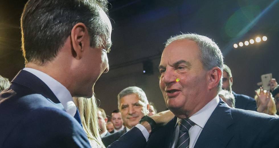 Το περιβάλλον Μητσοτάκη διαρρέει ότι ο Κ.Καραμανλής έχει σχέσεις με το «ρωσικό παράγοντα»