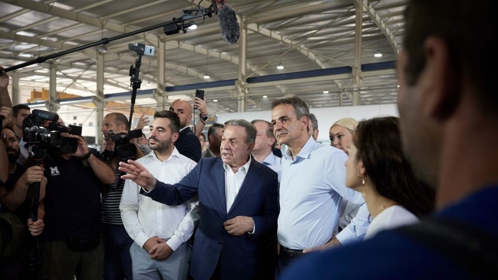 Όταν ο Κυριάκος Μητσοτάκης χαιρετούσε τον Κωνσταντίνο Καραμανλή – Το διαφορετικό δώρο που πήρε