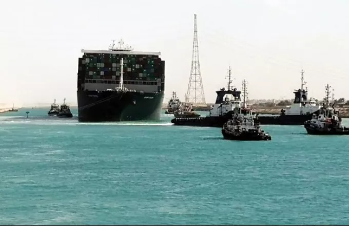 Γιγάντιο δεξαμενόπλοιο προσάραξε και έκλεισε τη Διώρυγα του Σουέζ για περίπου 20 λεπτά προτού απεγκλωβιστεί