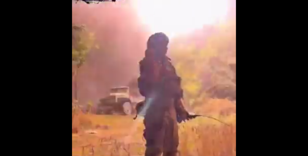 Ρώσος αξιωματικός κάνει τον σταυρό του και δίνει εντολή για πυρ: Και η νύχτα έγινε μέρα! (βίντεο)