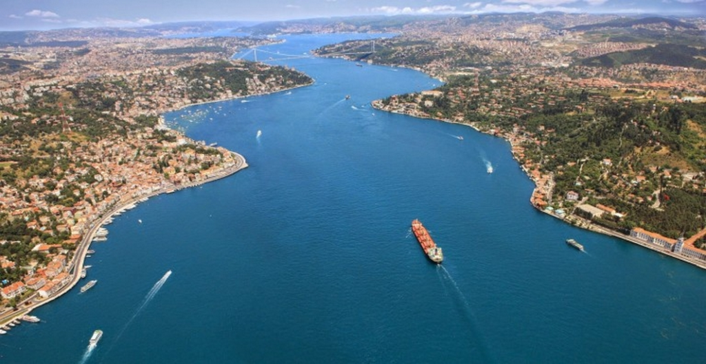 Διακόπηκε η κυκλοφορία των πλοίων στα στενά του Βοσπόρου λόγω προσάραξης φορτηγού πλοίου