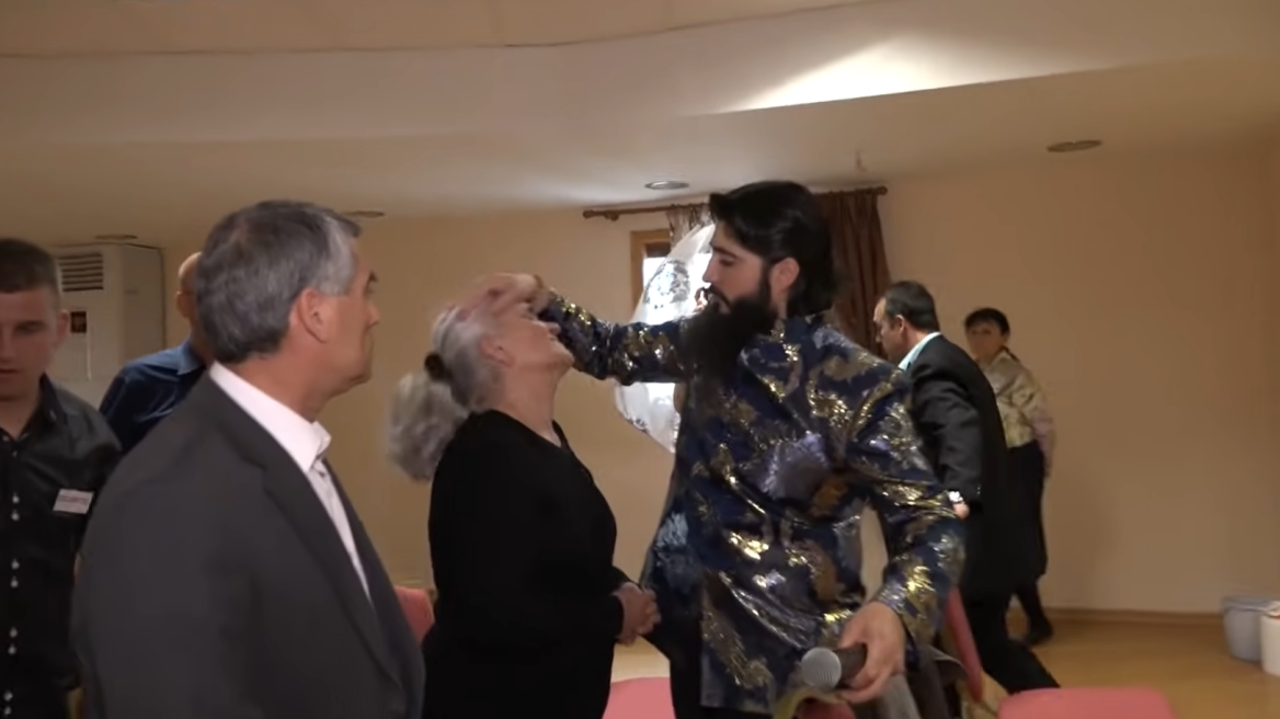 «Εκκλησία των Εθνών»: «Θεραπεύουν» τον θυρεοειδή με… ένα άγγιγμα – Τι υποστηρίζουν οι οπαδοί της αίρεσης