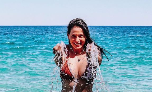 Η Εύα από το «Ευτυχισμένοι Μαζί»: Στα 41 της εντυπωσιάζει τους πάντες με τις χυμώδης καμπύλες της (φωτό)
