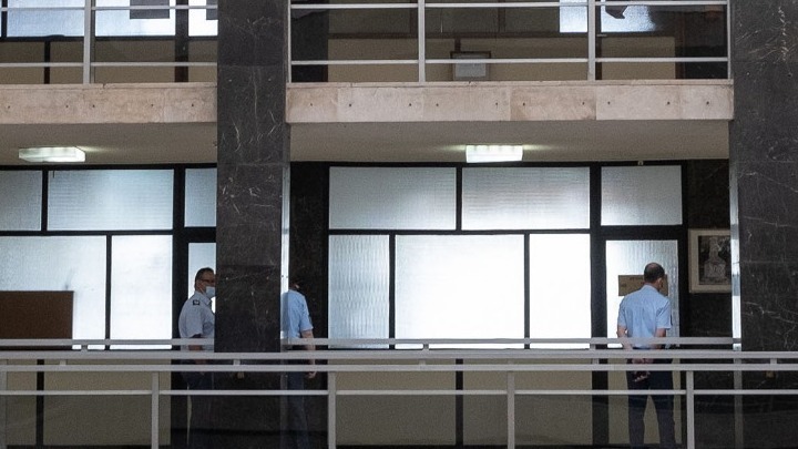 Θεσσαλονίκη: Αφέθηκαν ελεύθεροι οι ιδιοκτήτες γηροκομείου όπου είχαν πεθάνει 26 ηλικιωμένοι από κορωνοϊό