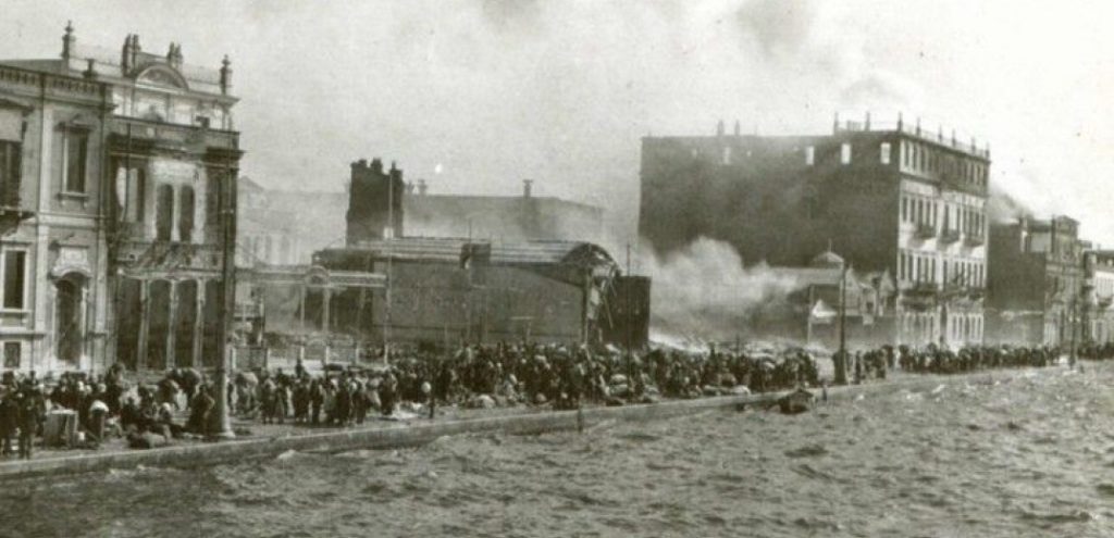 Χιλιάδες Τούρκοι σε παροξυσμό τραγουδούν το εμβατήριο του Κεμάλ Ατατούρκ για τον εορτασμό της Μικρασιατικής Καταστροφής