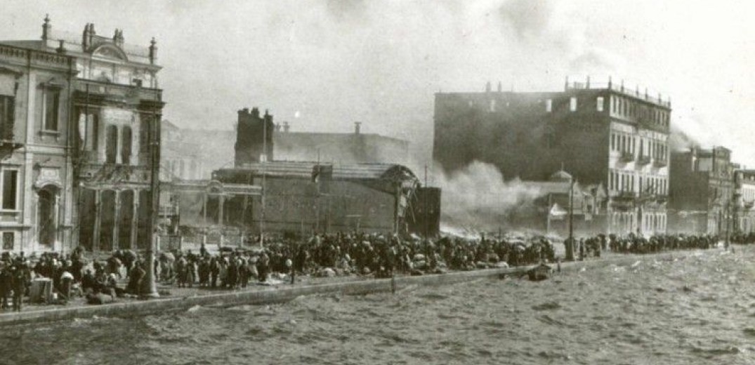 Χιλιάδες Τούρκοι σε παροξυσμό τραγουδούν το εμβατήριο του Κεμάλ Ατατούρκ για τον εορτασμό της Μικρασιατικής Καταστροφής